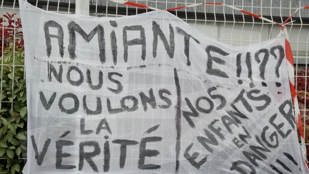 « C’EST POLITIQUE ! » LE CACHE-MISÈRE PRÉFÉRÉ DU MAIRE FACE À  L’AMIANTE !